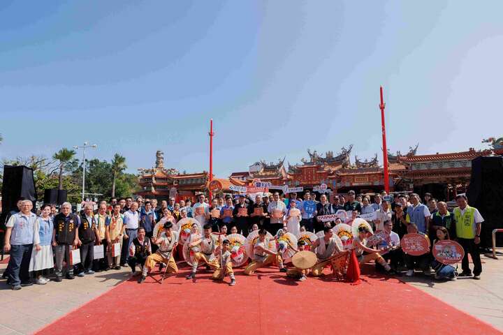 「鯤鯓王平安鹽祭」貴賓與表演團體合影