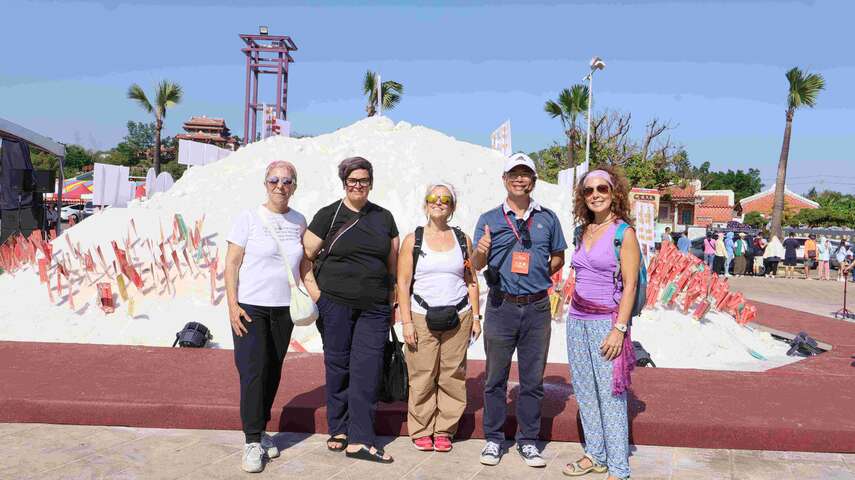 外籍旅客慕名而來，透過現代科技將「鯤鯓王平安鹽祭」列為必訪清單