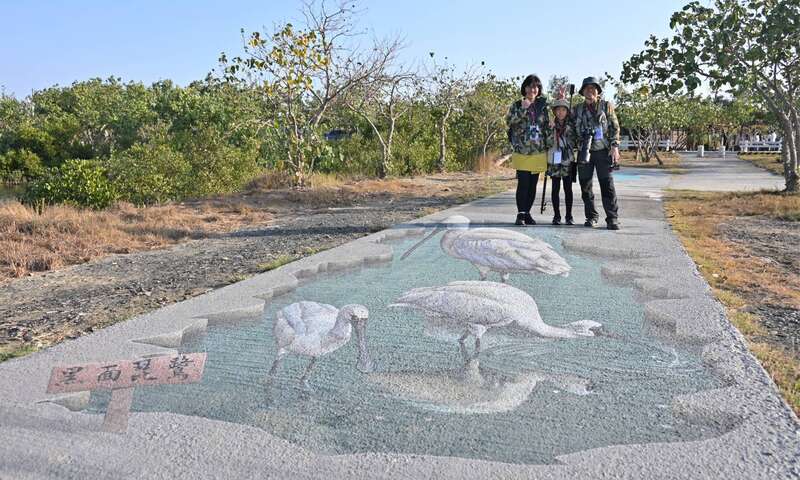 參賽者在布袋濕地與黑面琵鷺3D彩繪合影