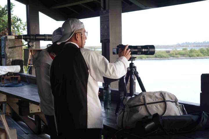 參賽者準備捕捉候鳥的珍貴畫面