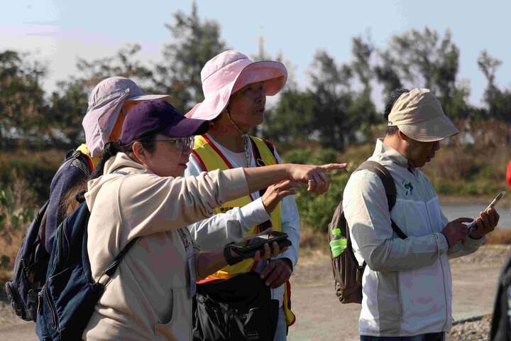 鳥友們在野外熱烈討論與確認鳥種