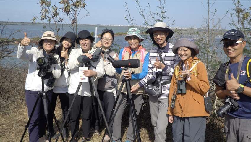來自不同地區的參賽者，在雲嘉南濱海合影