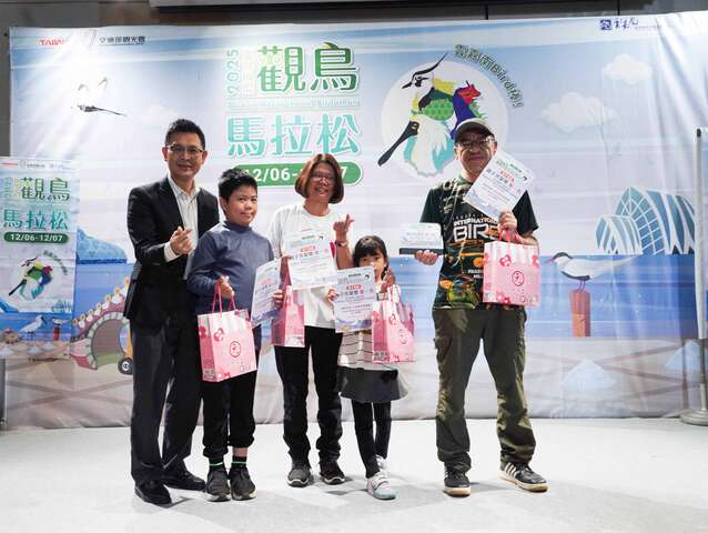 「送子鳥組」獲獎家庭合影留念