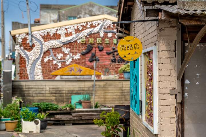 廟口柑仔店也是問路店，是全庄重要的資訊中心