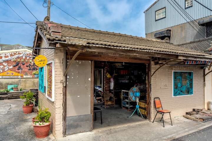 廟口柑仔店牆面設置鐵花窗及社區導覽地圖