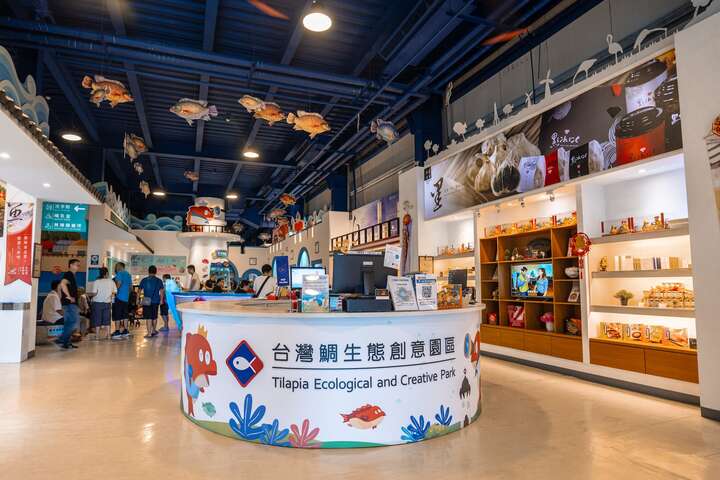 現場也販售新鮮水產魚貨