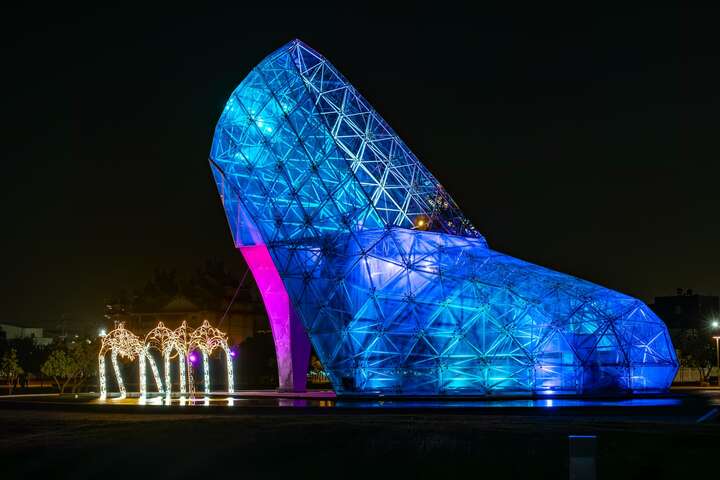 高跟鞋教堂點燈呈現夢幻氛圍