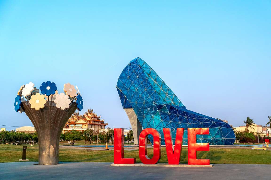 高跟鞋教堂與捧花和LOVE