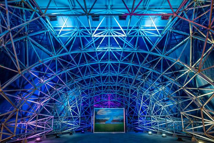 夜晚點燈後高跟鞋教堂內部