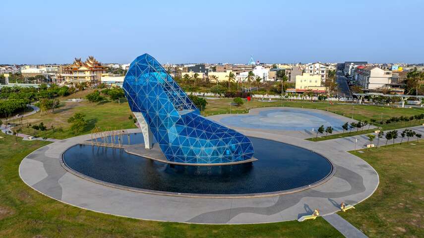 矗立於水面造景上的高跟鞋教堂