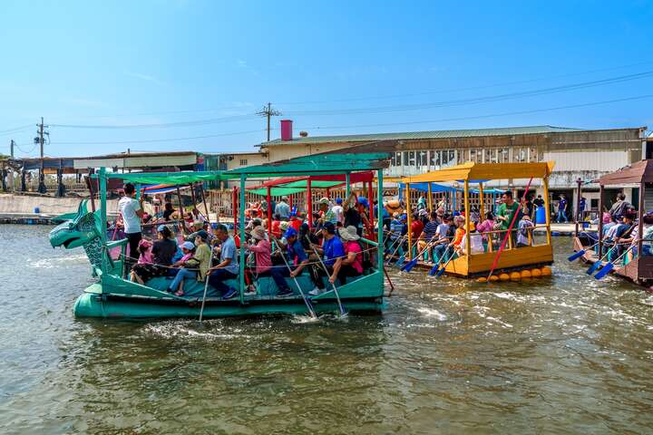 搭乘造型膠筏體驗划船