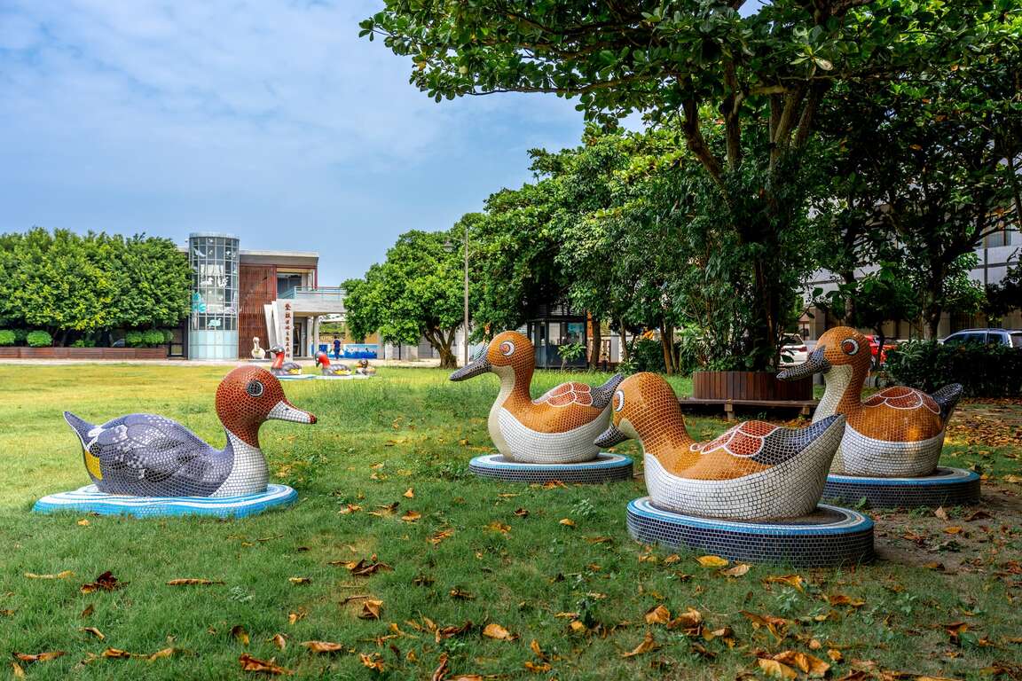 展示館前可愛水鳥造景