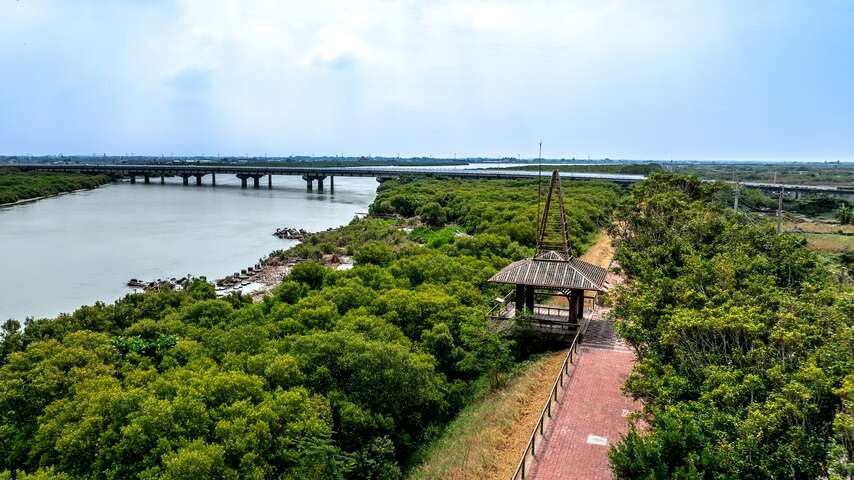 可沿朴子溪河岸堤防漫步