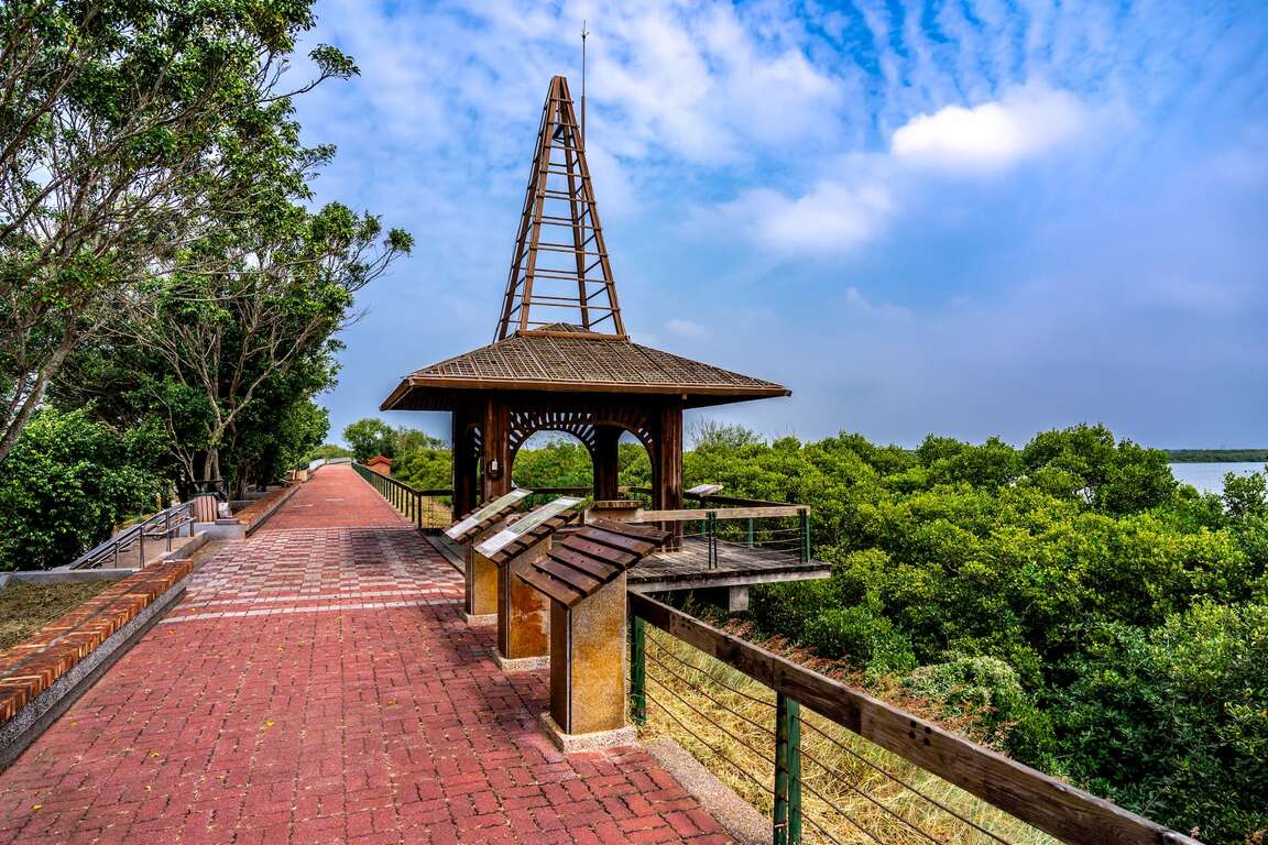 公園設置了賞鳥臺及賞景設施