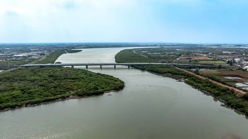 俯瞰東石大橋及紅樹林