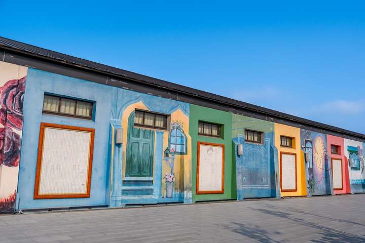 遊客中心門窗及外牆的彩繪拼貼畫，由素人畫家洪通先生所創作