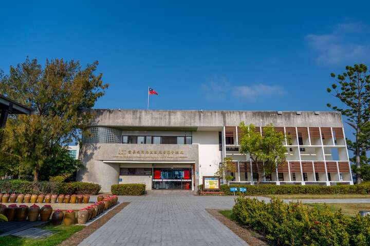 處所建物前的廣場地面，以昔日鹽田曬鹽的碎瓦盤拼貼而成
