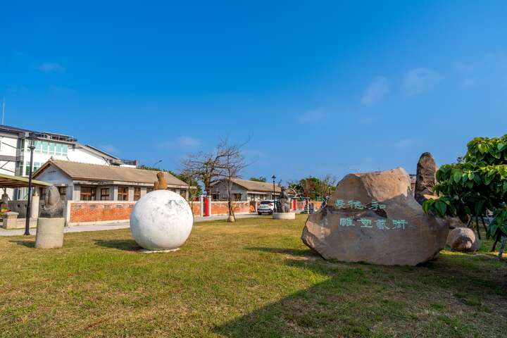 引入了當地著名藝術家的雕塑和書法作品展示