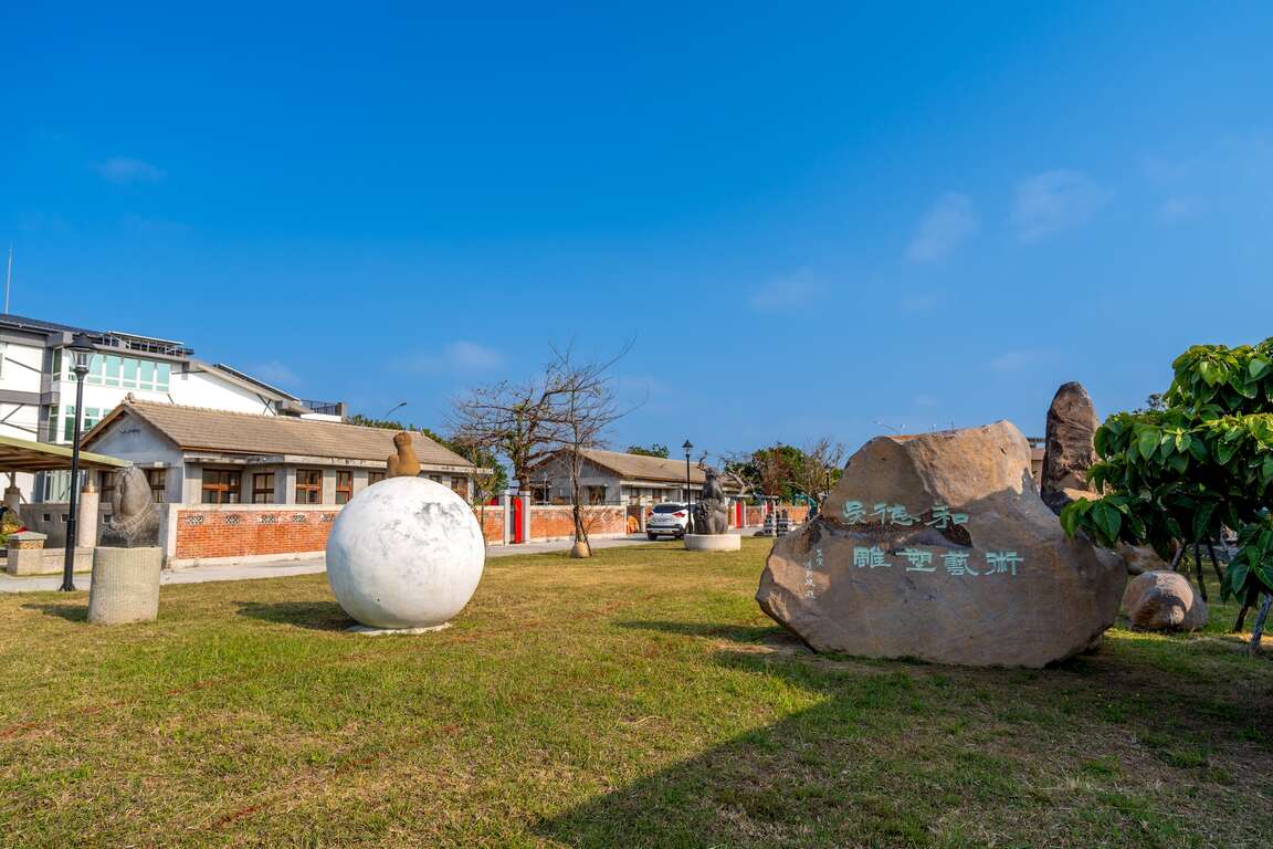 引入了當地著名藝術家的雕塑和書法作品展示