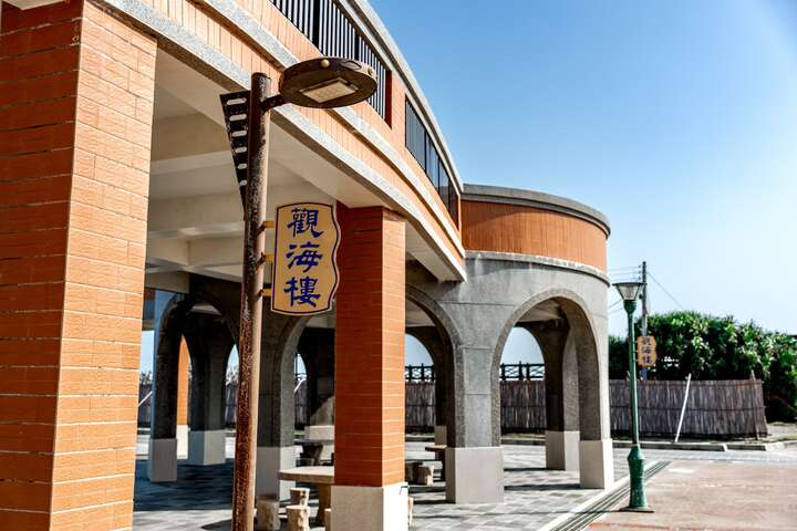 觀海樓一樓設置石桌椅提供旅客休息