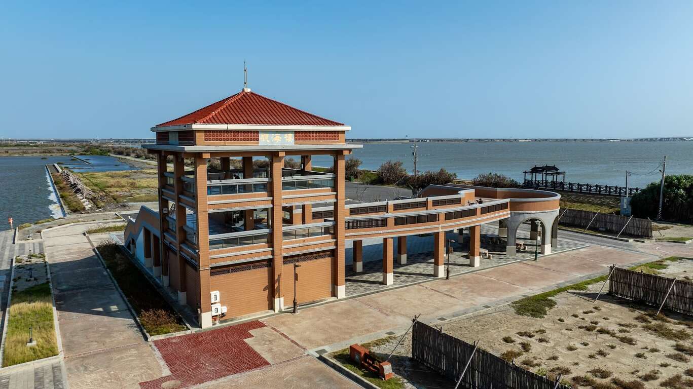 座落於七股潟湖的中心位置的觀海樓