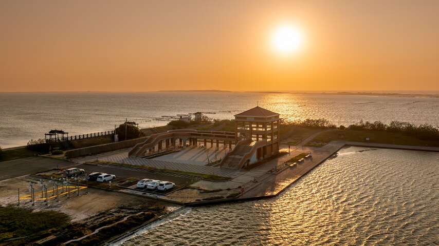 三層樓高的瞭望臺提供了全景視野