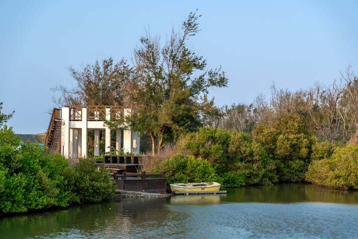 觀景臺能夠俯瞰湖面倒影與周圍景色