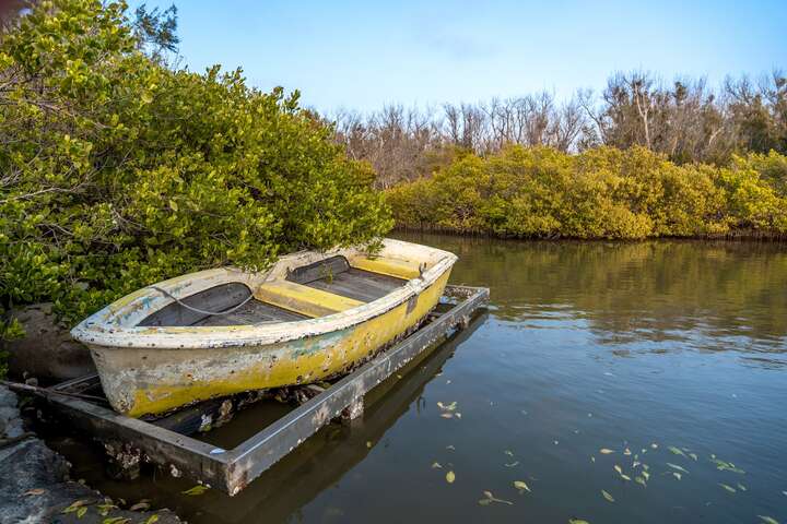 遊客可坐上湖邊設置的白色小船拍照