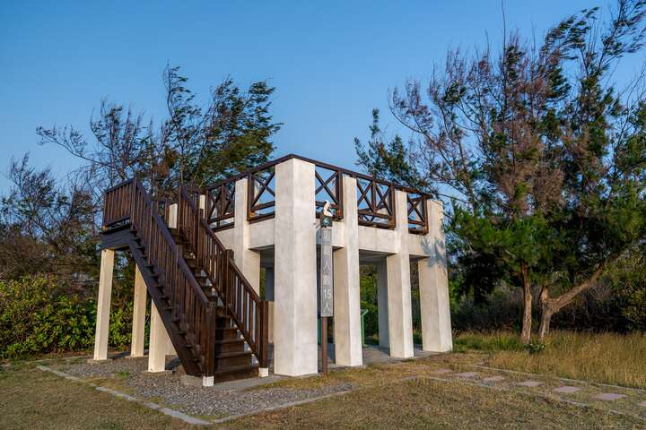 曾文溪南堤燈塔舊址改建成為白色的觀景臺