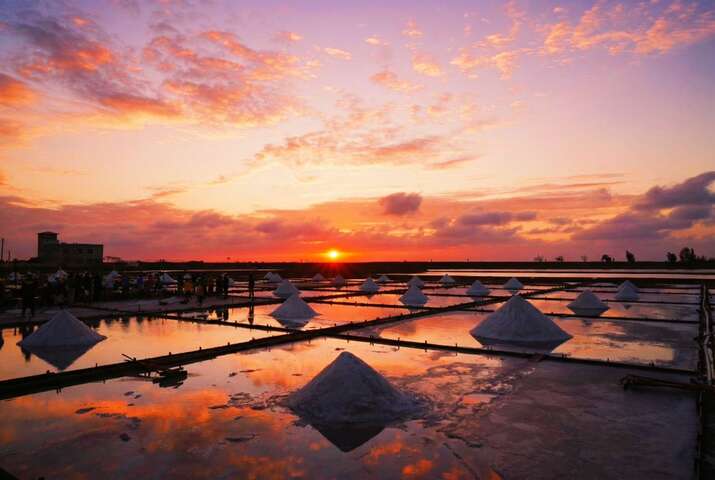 全台最具鹽業文化代表性的「井仔腳瓦盤鹽田」