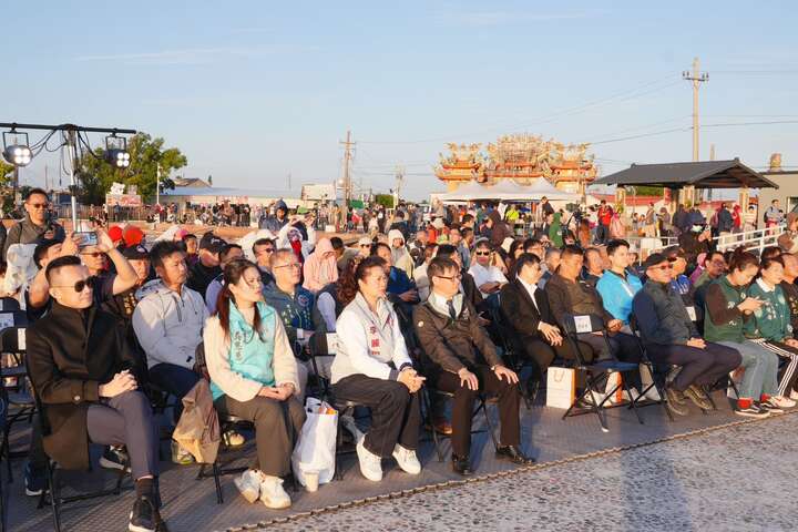 貴賓一同到場歡送2025最後一道夕陽