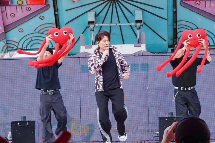 鐵肺大叔羅時豐領軍熱唱多首經典歌曲