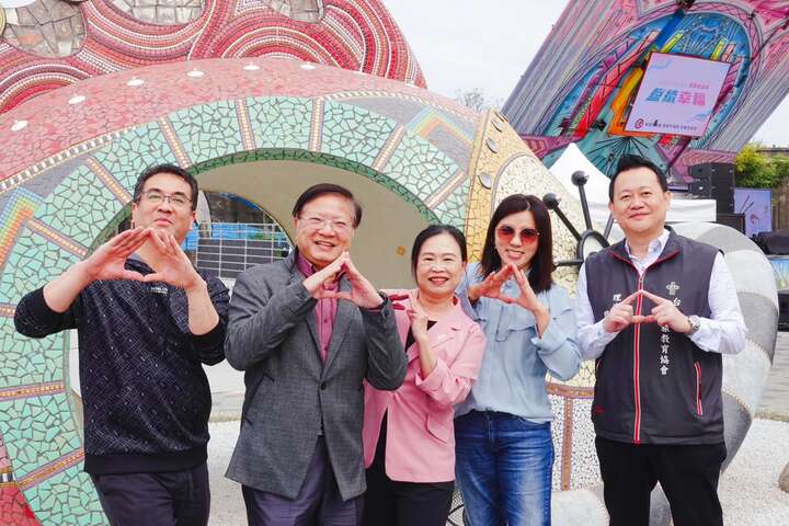 雲管處徐振能處長與觀光產業代表及貴賓，於「海將軍的頭冠」裝置藝術前合影
