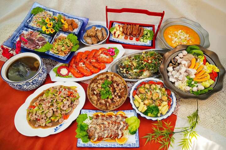 菜色含蒜頭蛤蠣雞、金鑽蛤蠣海鮮粥、清蒸龍虎斑、鰻魚米糕、龍膽火鍋、烏魚子全盤、蒜苗烏魚腱、白醋大蝦、鮑魚拼美美地瓜等11道料理