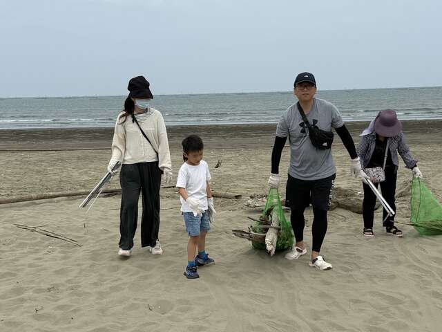1140503袋走好美民眾攜家帶眷參與淨灘