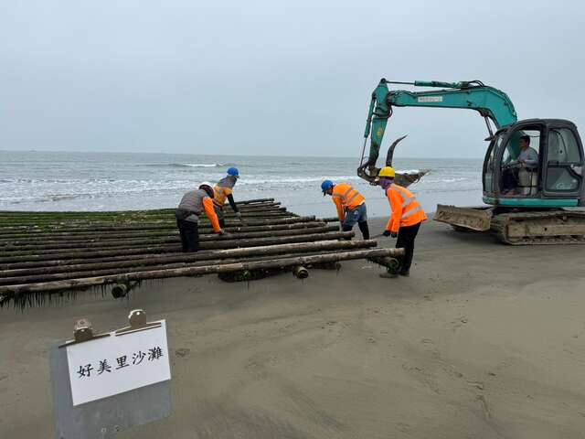 114年12月4日好美里海岸清理中