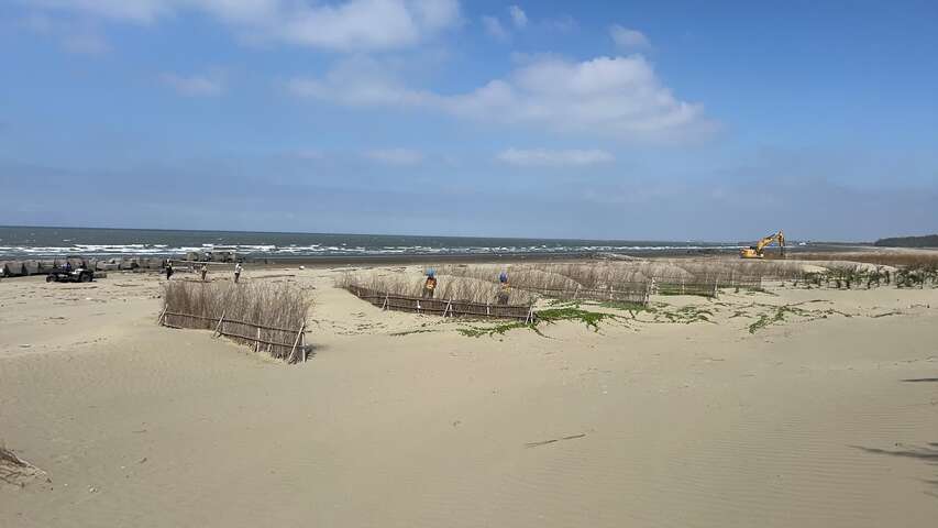 好美里海岸9年「築籬擋沙」，擴展了25公頃沙灘地