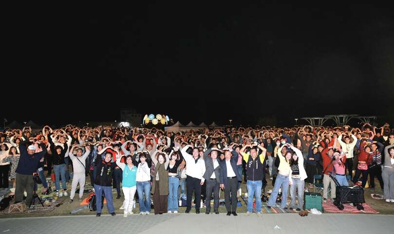 嘉義布袋高跟鞋教堂「雲嘉南濱海—鹽續幸福・浪漫民歌夜」音樂會大合影