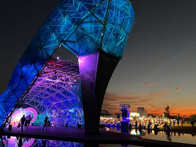 夜晚藍色玻璃高跟鞋教堂