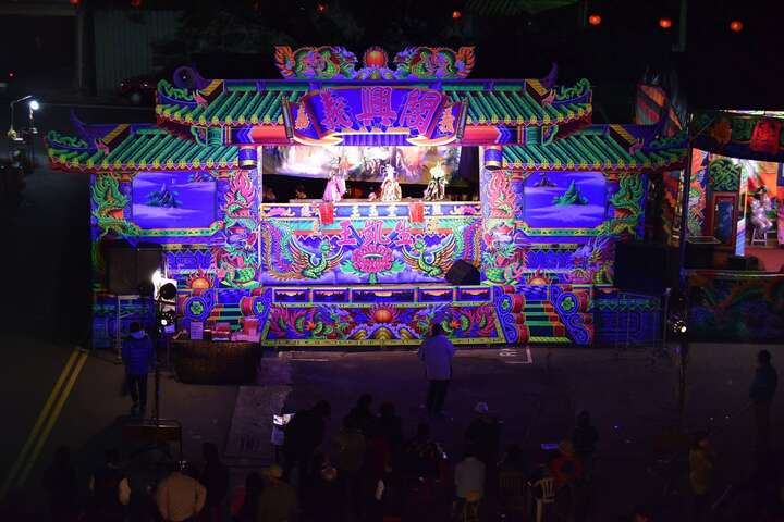 璀璨金光戲台移師廟埕，重現兒時回憶與當代創意結合