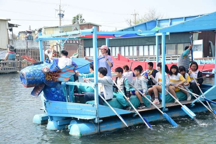 布袋國小師生參與水中尋寶活動，將安全知識融入體驗遊程