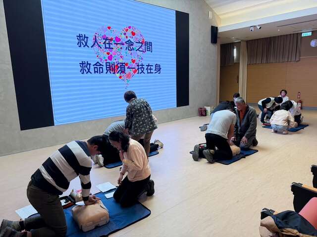 第一線服務人員參與 CPR 及 AED 課程