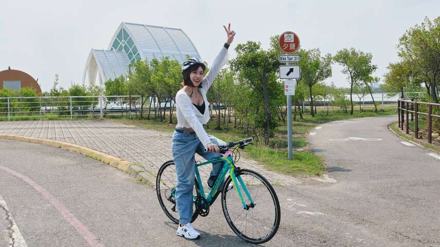 柯莉絲汀騎乘自行車於夕鹽段與水晶教堂合影