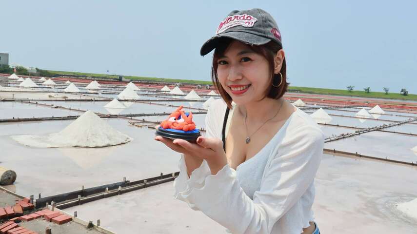 網紅柯莉絲汀於井仔腳瓦盤鹽田展示鹽雕手作成品