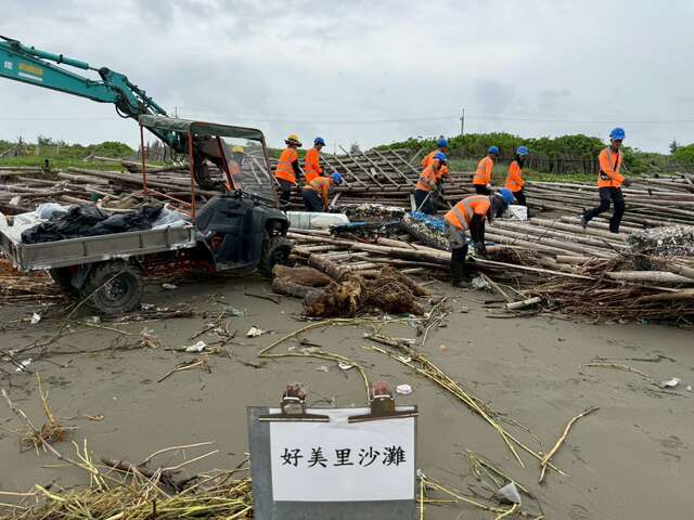 嘉義布袋好美里沙灘海廢清理作業現場