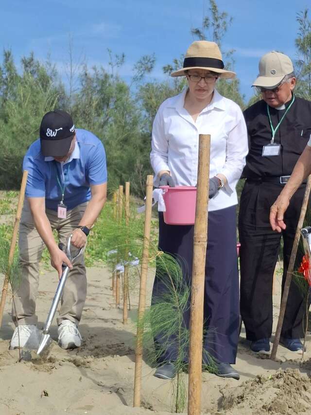 蕭副總統於好美里植樹活動現場栽植防風林樹苗