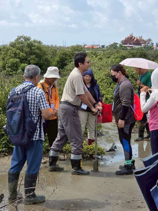 洪耀銘教授示範於北門濕地進行土壤鑽探方法