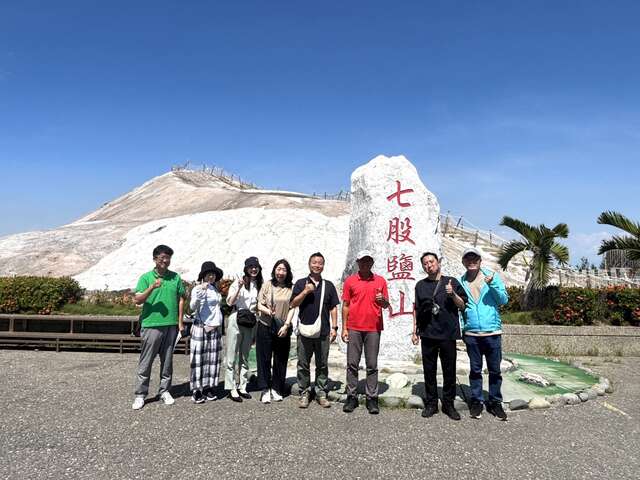 「阪急交通社」與七股鹽山合影