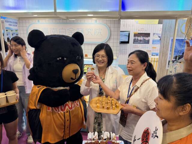 喔熊組長於雲嘉南展位體驗美食
