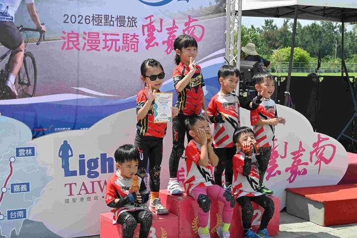 兒童滑步車獲獎小朋友合照